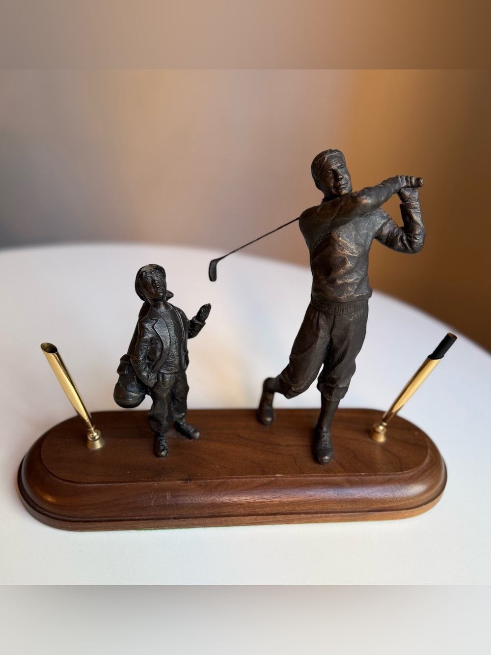 Golf Golfer Caddy Figurine Desk Pen Holder Set Bronze Tone Wood Base Sculpture